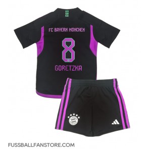 Bayern Munich Leon Goretzka #8 Replik Auswärtstrikot Kinder 2023-24 Kurzarm (+ Kurze Hosen)